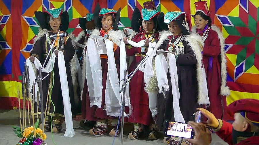 Festtracht mit traditionem Kopfschmuck, dem Perak - Ladakh: Land-und-Leute