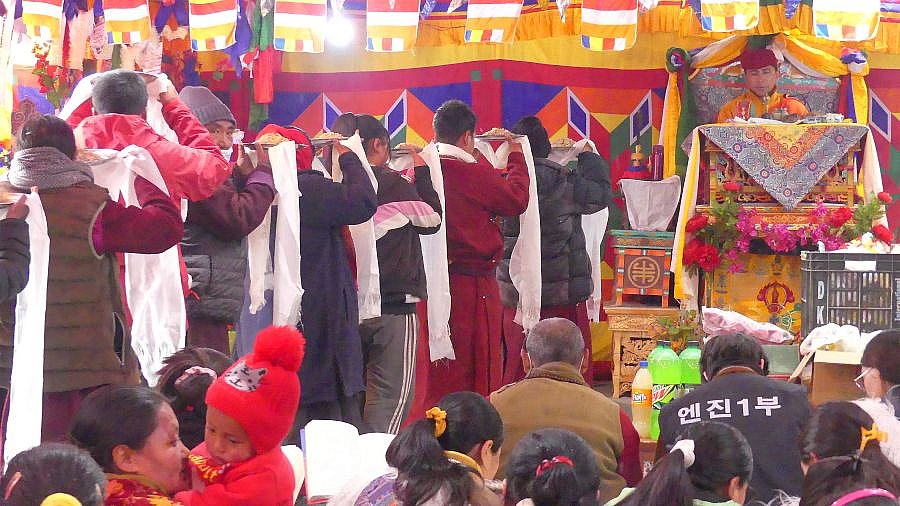Ladakhis mit Gebetsschals - Ladakh: Land-und-Leute