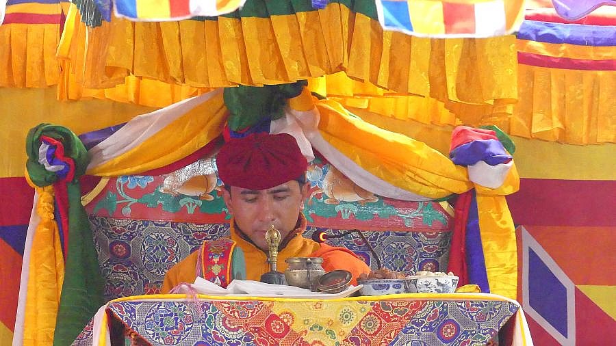 Lama bei Gebetszeremonie im Markha Valley - Ladakh: Land-und-Leute