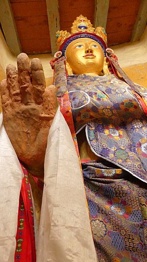 Stehender Maitreia-Buddha im Skiu Kloster - Ladakh: Sehensw&uuml;rdigkeiten