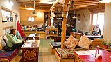 Gastraum im Restaurant Alchi Kitchen - Ladakh: Essen & Schlafen