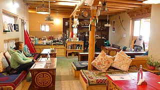 Gastraum im Restaurant Alchi Kitchen - Ladakh: Essen & Schlafen