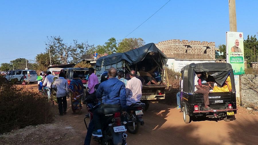 Verkehrsstau auf dem Weg zum Joranda Kloster - Chhattisgarh: Land-und-Leute