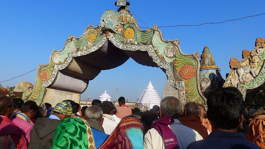 Eingangstor zum Innenhof des Klosters - Chhattisgarh: Land-und-Leute