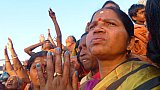 Warten auf die Feuer-Zeremonie im Joranda Kloster - Chhattisgarh: Land-und-Leute