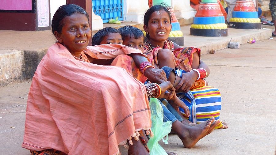 Pilgerinnen im Joranda Kloster - Chhattisgarh: Land-und-Leute