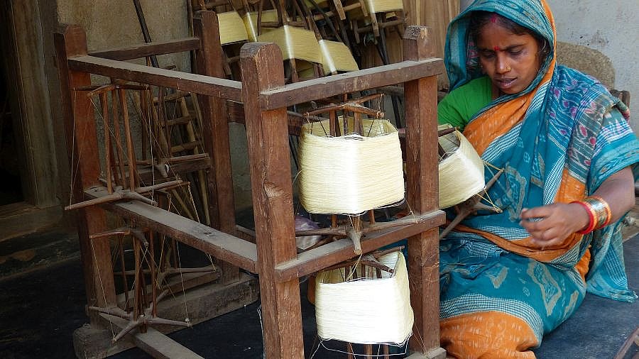 Garn spinnen im Weberdorf Mapatna - Chhattisgarh: Land-und-Leute
