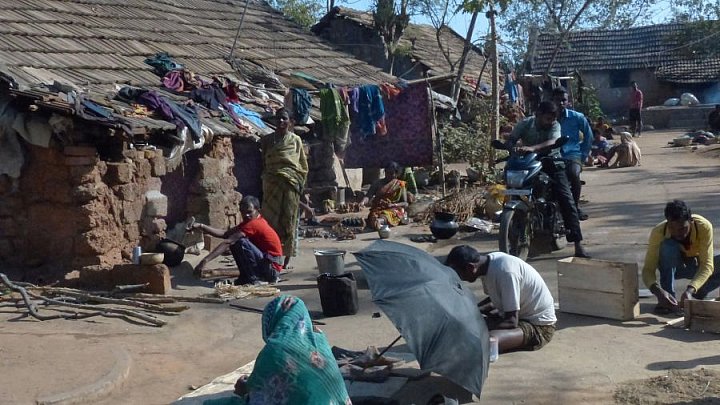 Metallhandwerker-Dorf Sadaibareni in Odisha
 - Chhattisgarh: Land-und-Leute