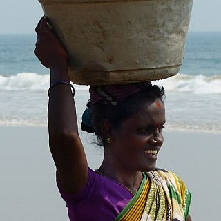 Fischerfrau am Chandrabagha Beach - Chhattisgarh: Land-und-Leute