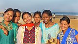Indische M&auml;dchen am Strand - Chhattisgarh: Land-und-Leute