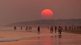 Rotgl&uuml;hender Sonnenuntergang am Strand von Puri - Chhattisgarh: Landschaft
