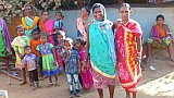Zuschauerinnen im Dorf Bahirpada - Chhattisgarh: Land-und-Leute