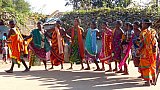 Tanzende Frauen im Dorf Bahirpada - Chhattisgarh: Land-und-Leute
