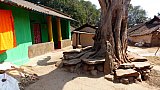 Bunte H&auml;user im Stammesdorfes Bahirpada - Chhattisgarh: Land-und-Leute