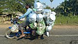 Hoch beladenees Motorrad - Streetlife in Indien