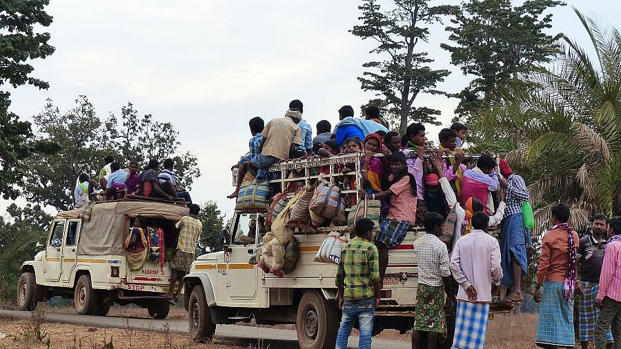 Pickup-Transporter mit Fahrg&auml;sten - Streetlife in Indien
