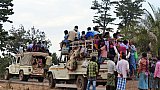 Pickup-Transporter mit Fahrg&auml;sten - Streetlife in Indien