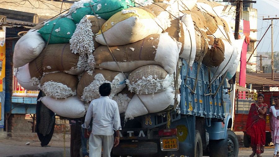 Fast in allen gr&ouml;&szlig;eren Orten und St&auml;dten in Indien ist der Verkehr sehr lebhaft und die Stra&szlig;en oft &uuml;berf&uuml;llt genau wie die LKWs - Streetlife in Indien