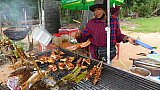 Gegrilltes H&auml;hnchenfleisch - Kambodscha - Essen und Schlafen