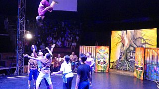 Akrobatik im Phare Zirkus in Siem Reap - Kambodscha - Sehensw&uuml;rdigkeiten