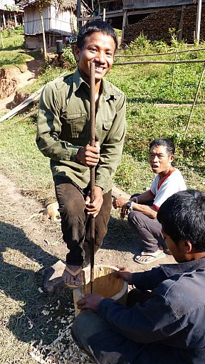 M&auml;nner bei der Arbeit im Khmu-Dorf - Laos - Land und Leute