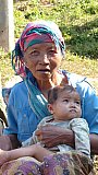 &Auml;lter Khmu-Frau mit Kind - Laos - Land und Leute