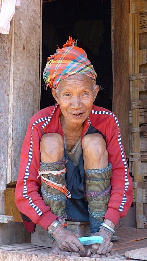 &Auml;ltere Frau im Khmu-Dorf bei Houaixai - Laos - Land und Leute