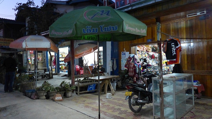 Hauptstra&szlig;e in Luang Namtha am Abend - Laos - Land und Leute