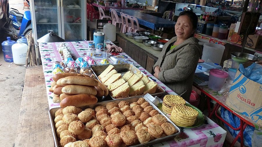 Leckere Backwaren auf dem Morgenmarkt - Laos - Land und Leute