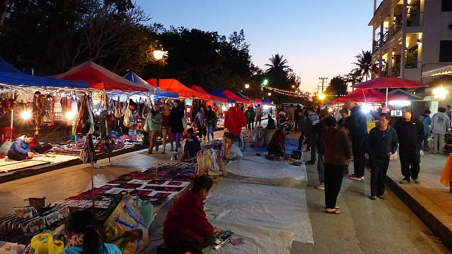 Nachtmarkt in LUang Prabang - Laos - Land und Leute