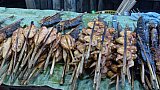 Gegrilltes auf dem Nachtmarkt  - Laos - Land und Leute