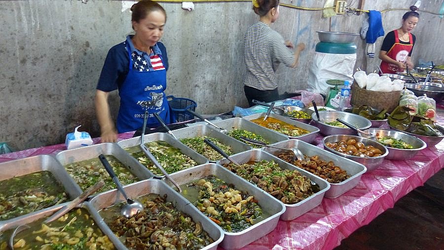 Gem&uuml;se-Gerichte auf dem Nachtmarkt in Luang Prabang - Laos - Land und Leute