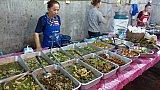 Gem&uuml;se-Gerichte auf dem Nachtmarkt in Luang Prabang - Laos - Land und Leute