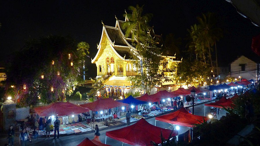 Nachtmarkt und Tempel Haw Pha Bang von oben - Laos - Sehensw&uuml;rdigkeiten