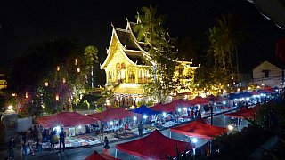 Nachtmarkt und Tempel Haw Pha Bang von oben - Laos - Sehensw&uuml;rdigkeiten