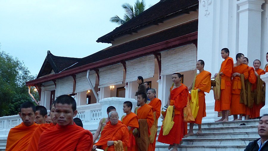 Prozession der M&ouml;nche - Laos - Land und Leute