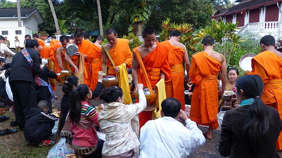 Opfergaben an die M&ouml;nche - Laos - Land und Leute
