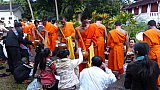 Opfergaben an die M&ouml;nche - Laos - Land und Leute