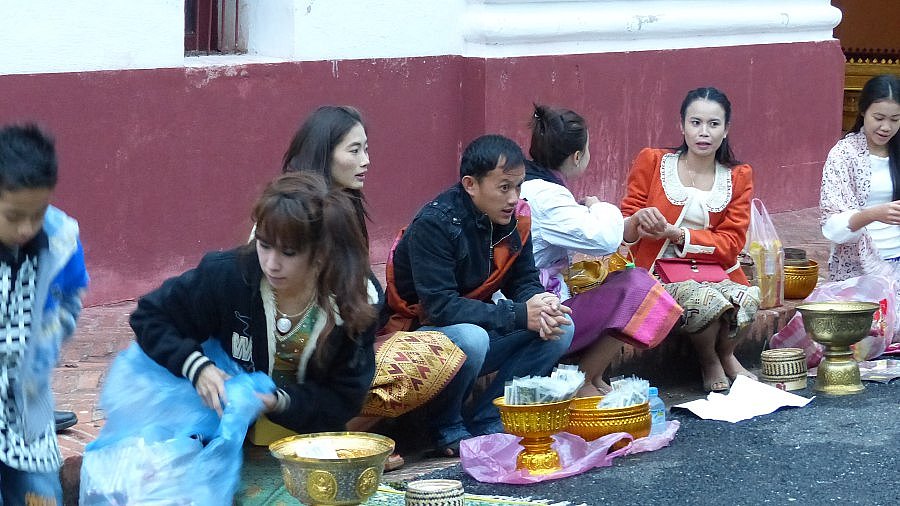 Warten auf die Prozession der M&ouml;nche - Laos - Land und Leute