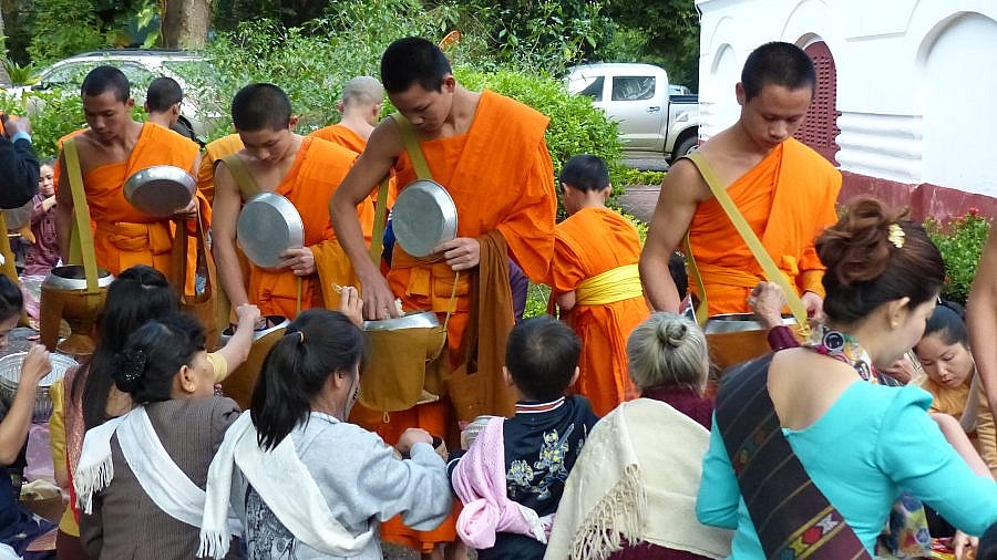 Die Prozession der M&ouml;nche in Luang Prabang - Laos - Land und Leute