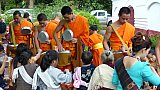 Die Prozession der M&ouml;nche in Luang Prabang - Laos - Land und Leute