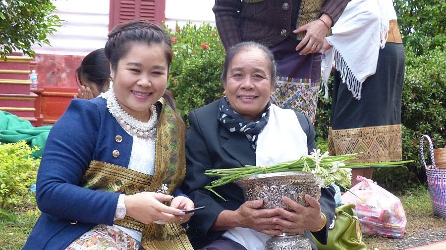 Einheimische bei der Morgenprozession der M&ouml;nche - Laos - Land und Leute