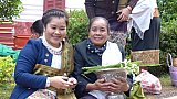 Einheimische bei der Morgenprozession der M&ouml;nche - Laos - Land und Leute