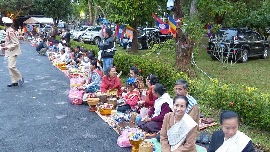 Einheimische warten auf die M&ouml;nche der Morgen-Prozession - Laos - Land und Leute
