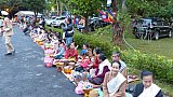 Einheimische warten auf die M&ouml;nche der Morgen-Prozession - Laos - Land und Leute