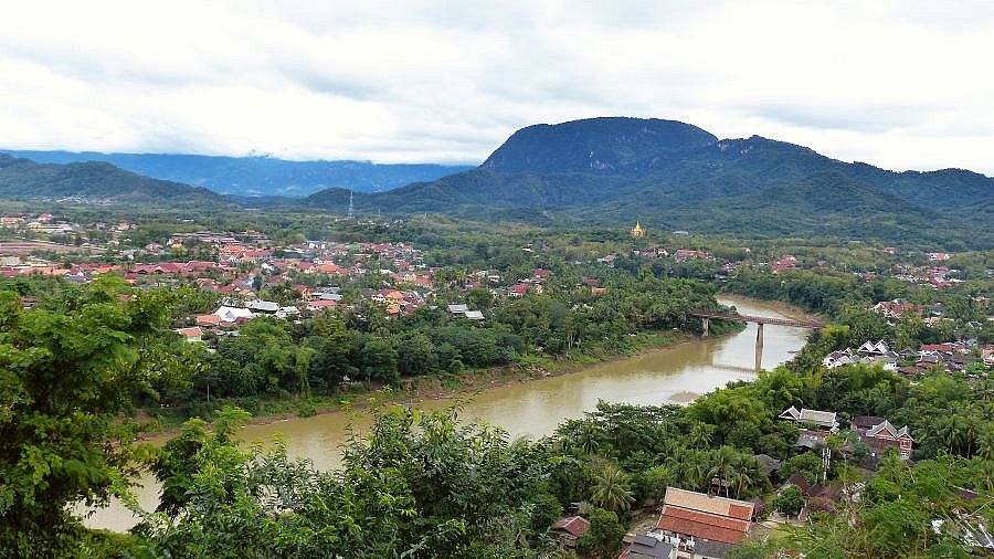 Blick auf den Nam Khan Fluss im Osten - Laos - Landschaft
