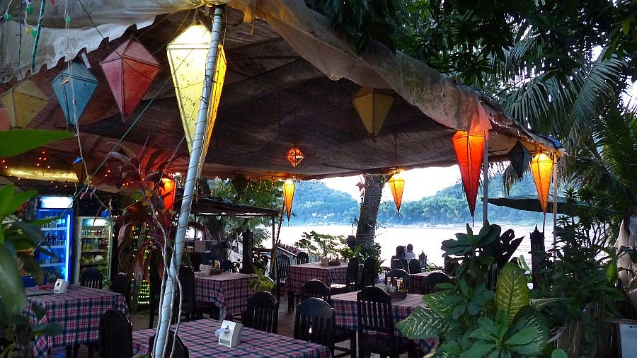 Restaurant am Nam Khan Fluss in Luang Prabang - Laos - Schlafen und Essen