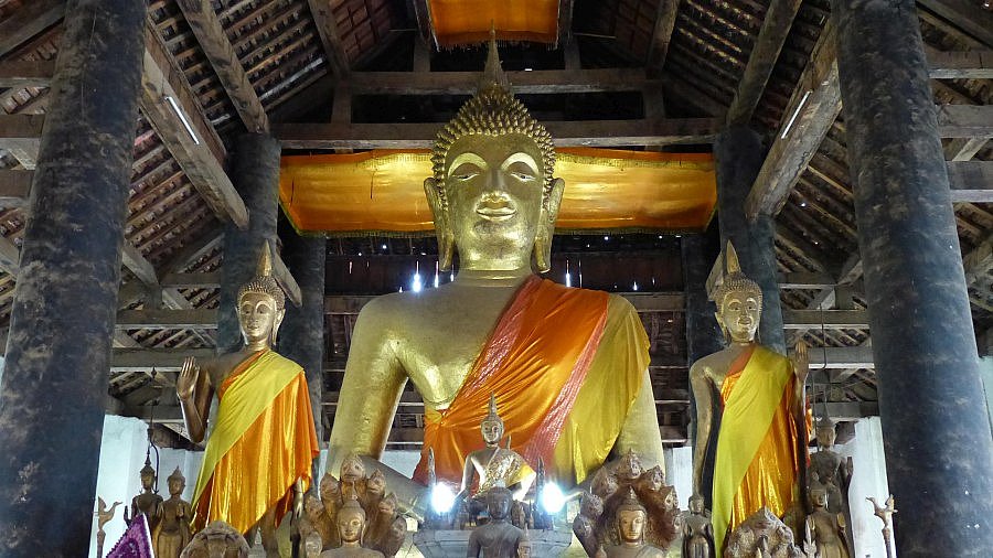 Altarraum des Vat Visoun in Luang Prabang - Laos - Sehensw&uuml;rdigkeiten
