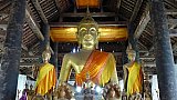 Altarraum des Vat Visoun in Luang Prabang - Laos - Sehensw&uuml;rdigkeiten