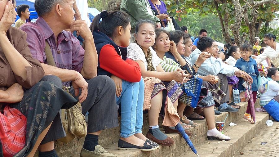 Wartende auf dem B&uuml;rgersteig - Laos - Land und Leute